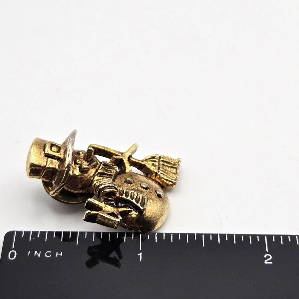 Camco‎ Gold Tone Snowman Pin with Top Hat and Broom Vintage